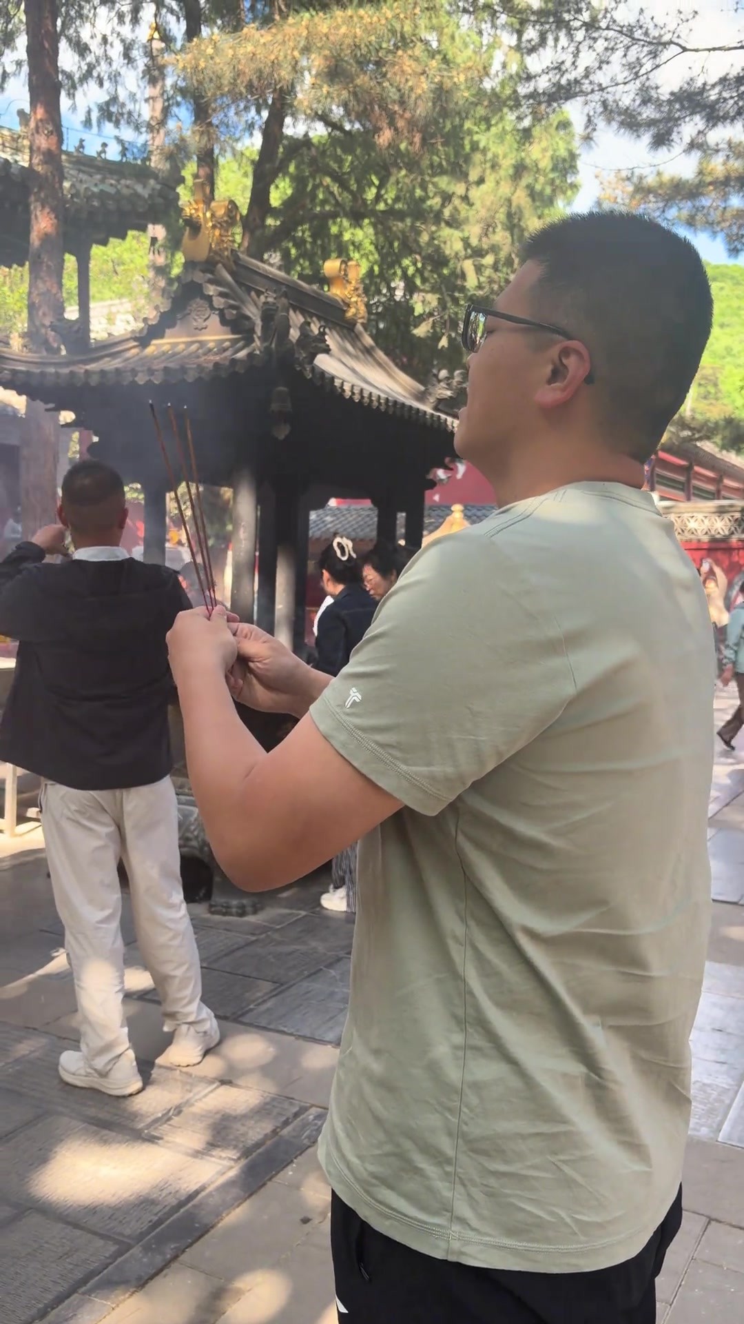 登哥,我给你祈愿了,你明天必胜啊,必胜!